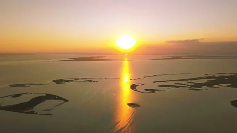 4K  Aerial. Fly  down   over sunset, sunrise   sea , ocean . Stockbeeldmateriaal 92882665