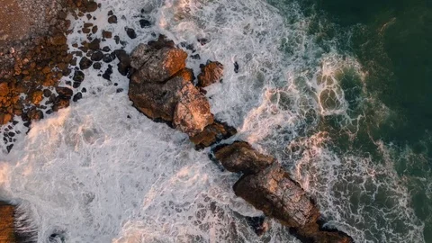 4K Aerial Flying View of Ocean and Cliff Vidéo 80987580