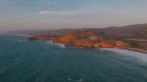 4K Aerial Flying View of Ocean and Cliff Stockbeeldmateriaal 80989050
