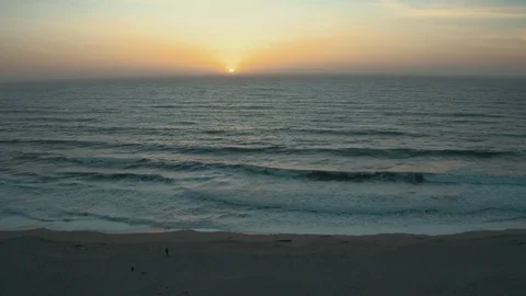 4K Aerial Flying View of Ocean and Cliff Vidéo 80989256