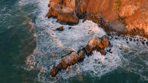 4K Aerial Flying View of Ocean and Cliff 库存影片 80989408