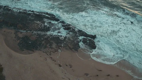 4K Aerial Flying View of Ocean and Cliff Vidéo 80989526