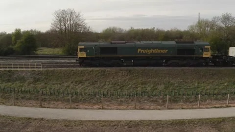 4K aerial of a Freightliner Ltd Intermodal shipping container UK freight train 스톡 동영상 153435481