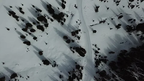 4K Aerial High Angle Shot of Hikers On Snowy Trail Stockbeeldmateriaal 129478272