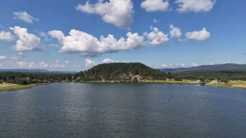 4K aerial hyperlapse video of a small forested island 库存影片 340470019