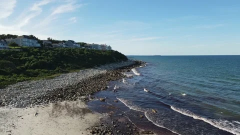 4k Aerial low angle video Of Beachfront Homes on a cliff In Cape Cod, MA Vídeos de archivo 139454428