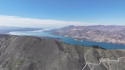 4K Aerial Mountain Hover Shot Over Endless Winding Blue River Vidéo 345257006