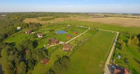 4K Aerial nature landscape fields lakes forests houses cottages Vidéo 106553827