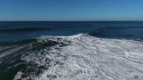 4K Aerial Ocean Wave Breaking Near Coastal Shoreline Vídeos de archivo 333704037