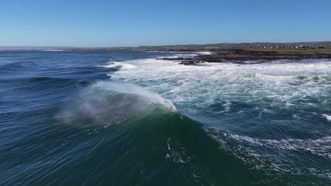 4K Aerial Ocean Wave Breaking Near Coastal Shoreline 库存影片 333704088