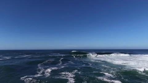 4K Aerial Ocean Waves and White Sea Foam 库存影片 333703924