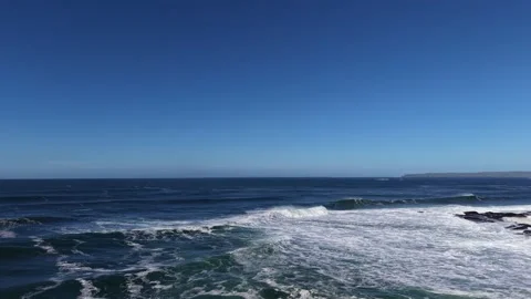 4K Aerial Ocean Waves and Sea Foam Under Blue Sky 库存影片 333703933