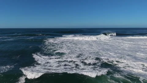 4K Aerial Ocean Waves and White Sea Foam 库存影片 333703950