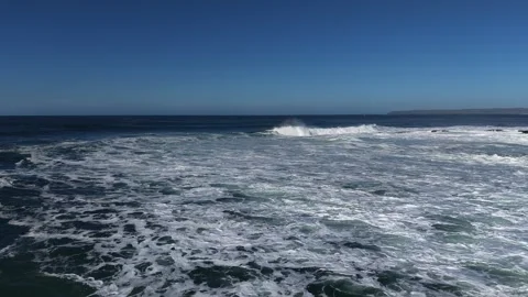 4K Aerial Ocean Waves and White Sea Foam 库存影片 333703987