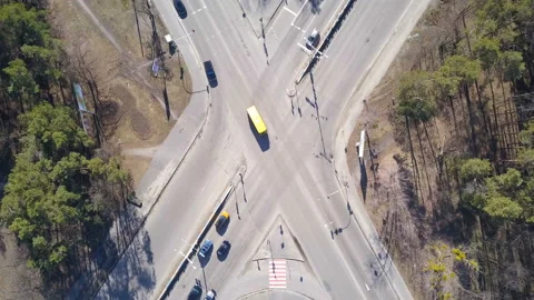   4K  Aerial. Over road intersection with car traffic. Top view Stockbeeldmateriaal 105302511