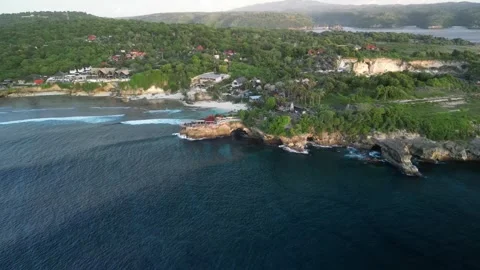 4K Aerial Pull Back from Mahana Point, Nusa Ceningan, Indonesia Stockbeeldmateriaal 306234667