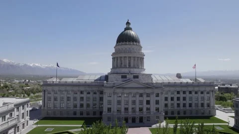 4K Aerial push in of Utah’s state capitol building overlooking Salt Lake City 스톡 동영상 154081195