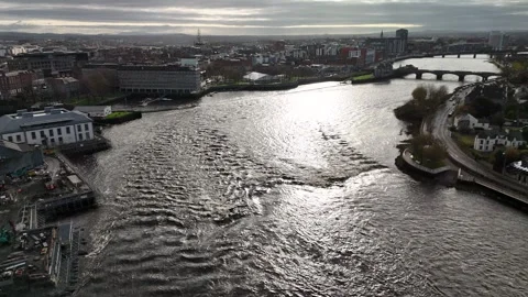 4K Aerial River and Bridge View in Limerick 库存影片 333412844