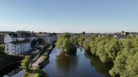 4K Aerial River Through Carlow Town Ireland Stockbeeldmateriaal 333930600