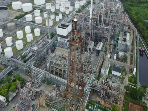 4K Aerial shot of flames from stack at oil refinery Stock Footage 78543306