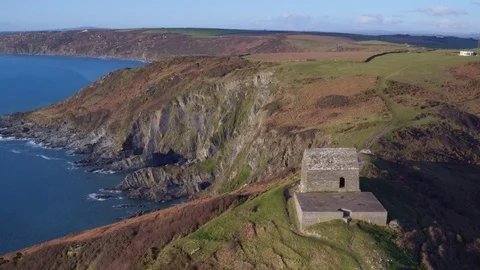 4K aerial shot, pull out of building on the Cornish coast. 스톡 동영상 104962428