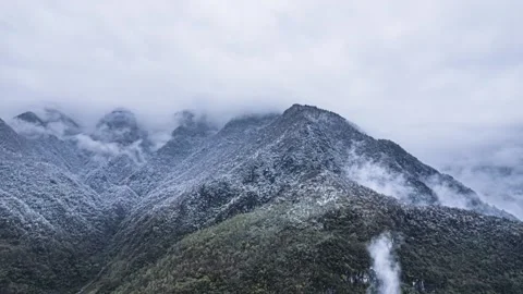 4K Aerial Timelapse of Snow capped Mountain Peaks and Snowflakes Видео 342808040