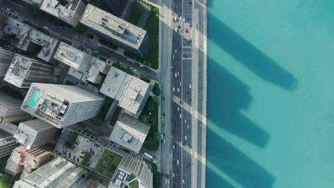 4K aerial top-down view on busy traffic road in business district in Chicago 스톡 동영상 160182139