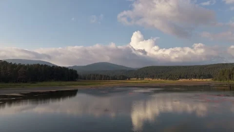 4K aerial video moving over a calm lake 库存影片 340470449