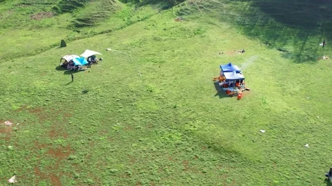 4K aerial video of spring outing, picnic, tent and barbecue Vídeos de archivo 334591498