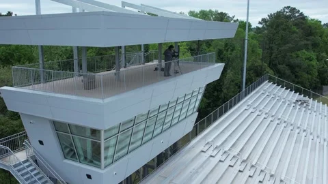 4K aerial of a videographer camera operator setting up a livestream Vidéo 218369065