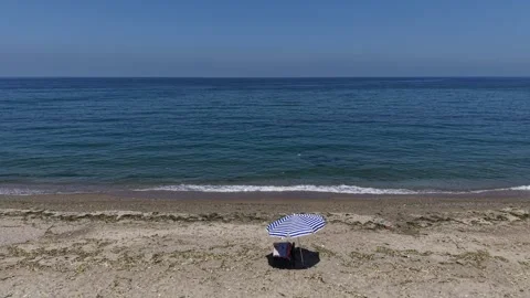 4K Aerial View Approaching Lonely Beach Parasol 库存影片 341531202