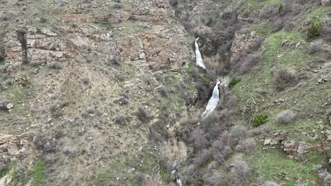 4K aerial view of cascading waterfall in remote rocky canyon․ Vídeo Stock 333786126