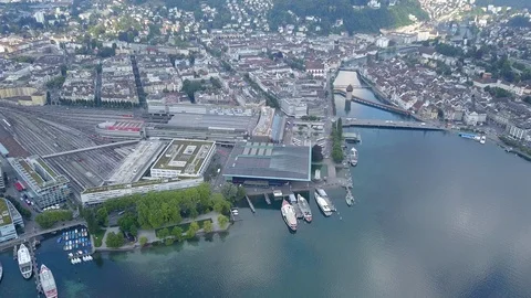 4K Aerial view of the Chapel Bridge, lake and downtown of Luzern Vídeos de archivo 113594492