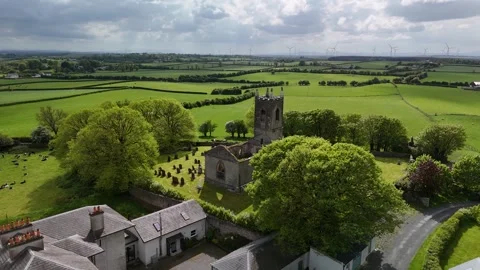 4K Aerial View of Eirke Round Tower in Castletown County Kilkenny Vídeo Stock 337844171