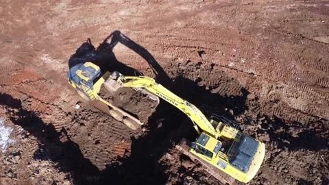 4K Aerial View of Excavator Loading Articulated Dump Truck 스톡 동영상 264328819