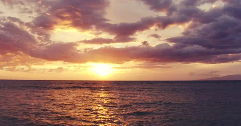 4K Aerial View Flying Low over Ocean into Dramatic Vibrant Sunset. 스톡 동영상 56881563