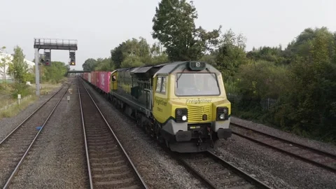 4K aerial view of Freightliner Class 70 locomotive and intermodal train 스톡 동영상 249750026