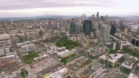 4K aerial view going down downtown Seattle Vídeo Stock 69213582