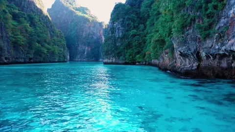 4K Aerial View Maya Bay Thailand Turquoise Water And Limestone Cliffs Stock-Footage 334443853