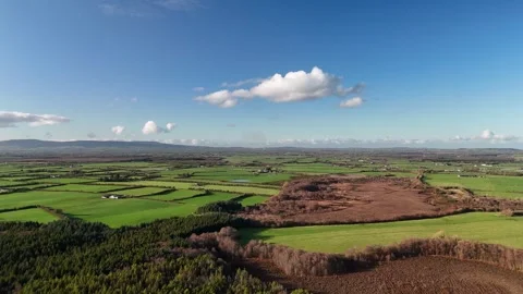 4K Aerial View of Rural Fields and Rolling Hills Vidéo 333705413