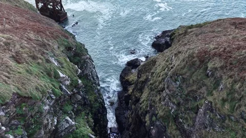 4K Aerial View of Samson Shipwreck Rocky Coast Vidéo 333707924