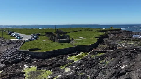 4K Aerial View of Seafield Coastline and Sandy Beach in Clare Stockbeeldmateriaal 335620636