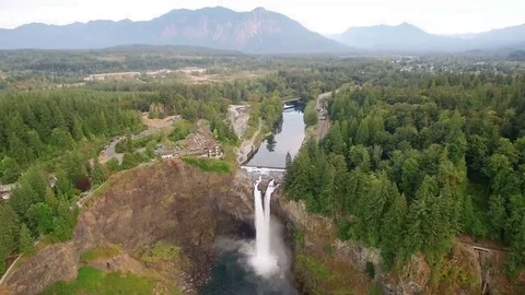 4K aerial view Seattle forward above waterfall Vídeo Stock 69208489