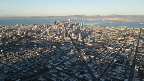 4K Aerial View Slow Panorama San Francisco Market Downtown Bay Bridge Alcatraz Stockbeeldmateriaal 252555189