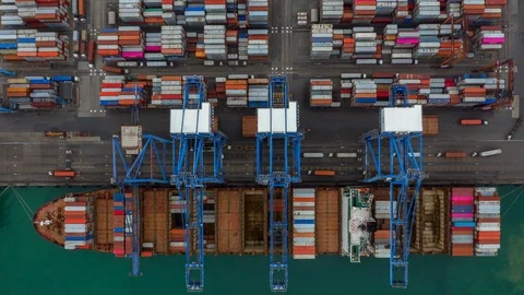 4k, Aerial view timelapse container ship carrying container in import export. Vidéo 113056986