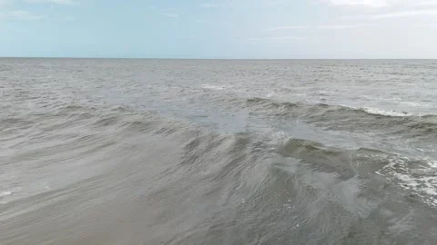 4K Aerial View of Waves on Sandy Beach and Open Sea Vidéo 333336316