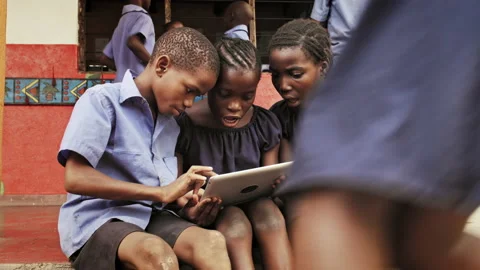 4k of African school students / pupils using tablet computer during lunch break Vídeos de archivo 199625191