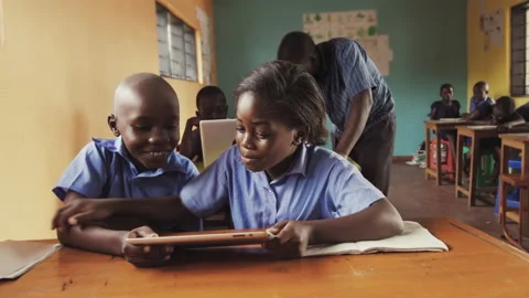 4k of African school students / pupils using touch screen tablet computer in cla Stockbeeldmateriaal 199626090