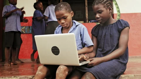 4k of African students / pupils using laptop computer during lunch break at scho Stockbeeldmateriaal 199625001