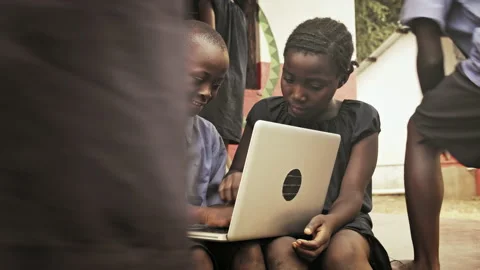4k of African students / pupils using laptop computer during lunch break at scho Stockbeeldmateriaal 199625012